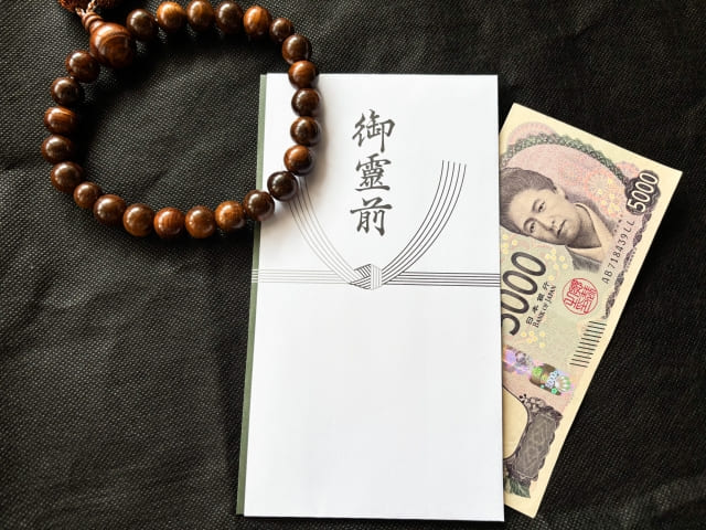 家族葬で渡す香典の金額の目安